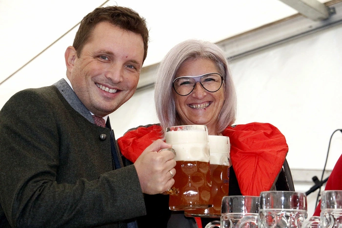 ...mit wenigen kräftigen Schlägen den Bock aus dem Fass.