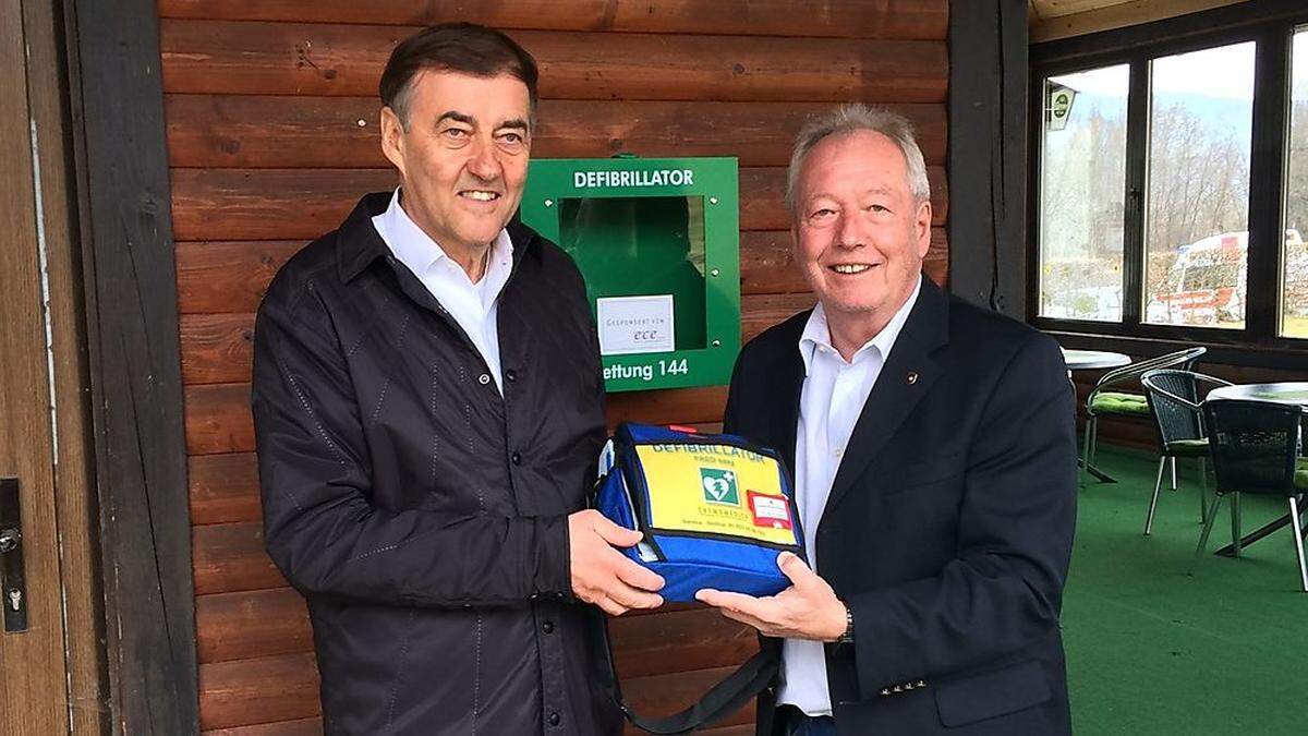 Alles neu im Golfclub St. Lorenzen: Auch der Defibrillator, den ece-Chef Heribert Krammer (l.) an Präsident Peter Redl übergibt