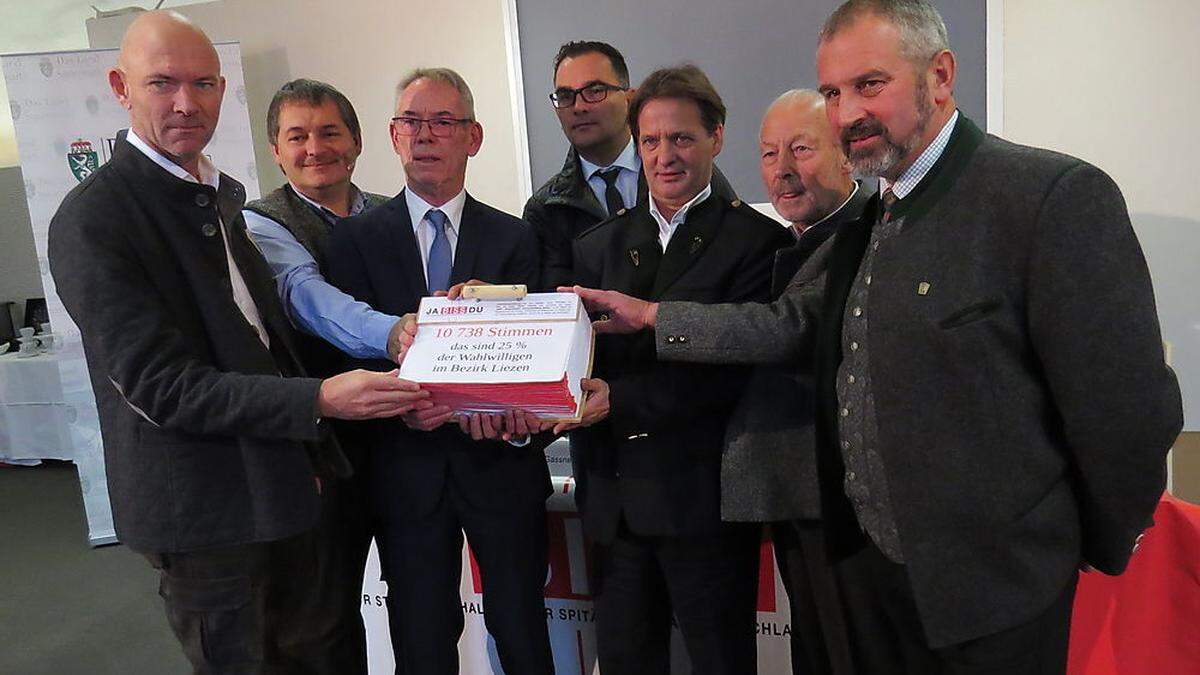 Die Initiative &quot;Biss&quot; präsentiert in Graz die Unterschriften. Vlnr.: Schladmings Bürgermeister Jürgen Winter, Aussees Vize-Bgm. Rudolf Gasperl, Helmus Gassner, Rottenmanns Bgm. Alfred Bernhard, Biss-Obmann Michael Fölsner, Fritz Iglar, Aussees Bgm. Franz Frosch