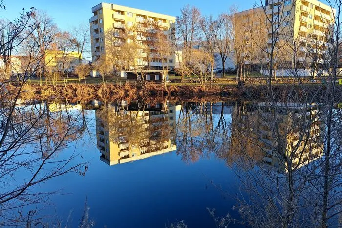 Wie ein Gemälde wirkt dieses Foto von Walter Ondrich, wo sich Gebäude in Leoben in der Mur spiegeln.