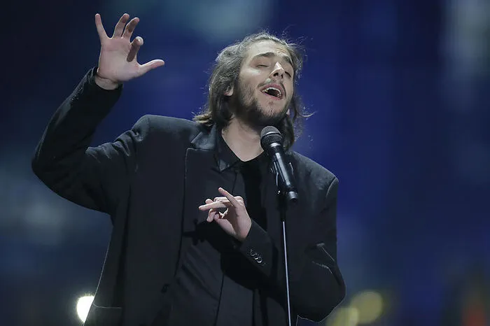Salvador Sobral aus Portugal ist inzwischen ein Geheimfavorit auf den Sieg. Er sang die mutigste Nummer des Abends.