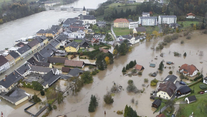 Die Flutwelle kam völlig unerwartet: Am 5. November 2012 setzte eine Überschwemmung ganz Lavamünd unter Wasser. Eine Flutwelle, die später als Jahrhundertflut bezeichnet werden sollte. Das Hochwasser verursachte Schäden in der Höhe von zehn Millionen Euro.