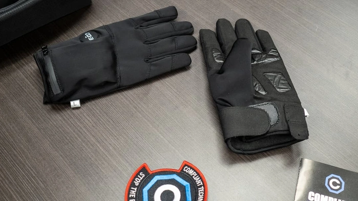 Die Handschuhe mit dem Akronym G.L.O.V.E. (“Generated Low Output Voltage Emitter“) geben bei Hautkontakt Elektroschocks ab