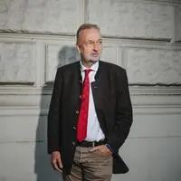 Karl Habsburg vor dem Café Landtmann in Wien
