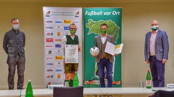 Patrick Rainer und Martin Hödl (2. u. 3. v. l.) nahmen den Preis entgegen