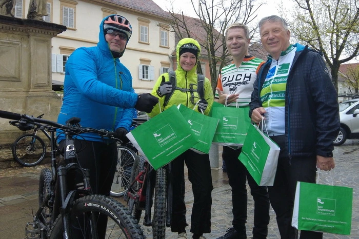 Einige wetterfeste Biker waren gekommen und holten sich ihr Starterpaket mit einer "wärmenden" 3-Stunden-Karte für die Parktherme.