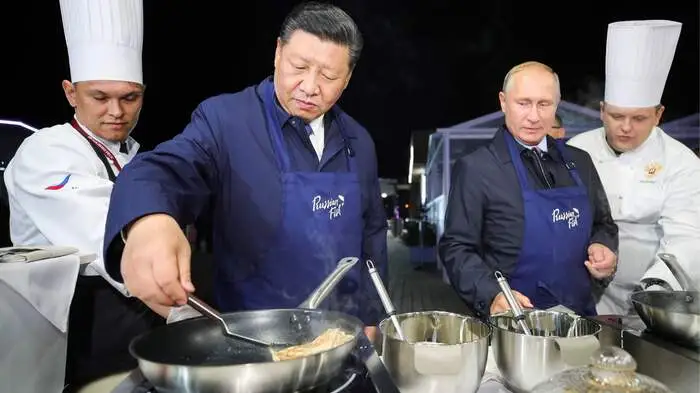 Russlands Präsident Wladimir Putin und Chinas Präsident Xi Jinping haben sich am Dienstag Schürzen übergestreift und zusammen an den Herd gestellt.