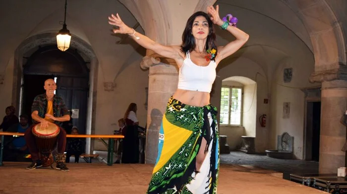 Unter dem Motto „Hände reichen, Horizonte weiten“ präsentierten Kulturvereine im Schloss Porcia ihre musikalische, tänzerische und kulturelle Identität.