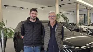 Zwei Männer, links mit braunen und rechts mit grauen Haaren, stehen vor einem Auto und lachen in die Kamera | Maximilian und Friedrich Lobnig von „KfZ Lobnig“ aus Völkermarkt