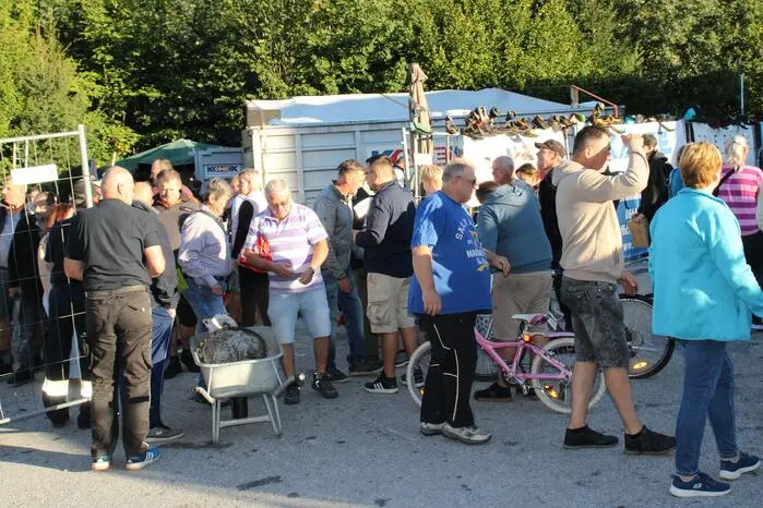 Schon lange vor Öffnung der Tore stand eine Hundertschaft in den Startlöchern und stürmte pünktlich um 7 Uhr das Gelände beim Rüsthaus der FF Köppling.