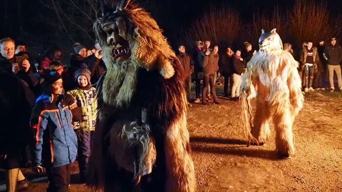 Acht Perchtengruppen kamen am Freitag zum ersten Raunachtslauf vor dem Gurnitzer Mehrzweckhaus in Ebenthal. 