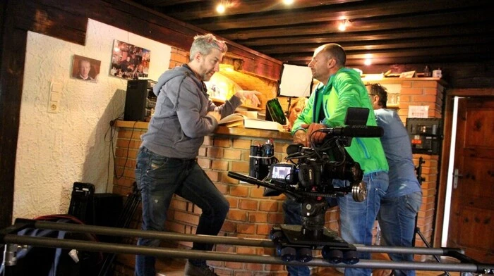 Im Auftrag von Servus TV dreht die FCKW-Filmproduktion unter dem Titel „Heimatklänge“ vier Folgen über die Themen „Geselligkeit“, „Liebe und Tod“, „Glaube und Hoffnung“ und „Heimat“.