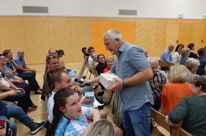 Das Kabarett „Insektenleben“ lockte viele Besucher in die Schroll-Halle, neugierig wartete das Publikum auf die beiden Akteure Wolfgang Susker und Georg Derbuch.