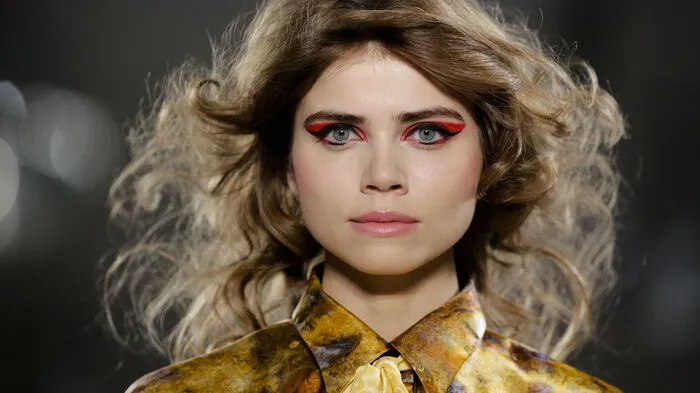 "Whatever" heißt die Kollektion für Herbst/Winter 2017/18 von Rebekka Ruetz, die Mittwochnachmittag auf der Fashion Week Berlin vorgestellt wurde. Der Titel steht wohl für die Nonchalance, mit der die Innsbruckerin Stilelemente aus den 80er-Jahren und der Antimoderne in dramatisch schöne Looks gegossen hat.