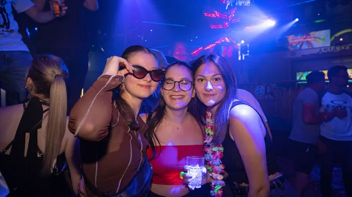 Klicken Sie sich durch die große Ballermann-Party im Villacher V-Club