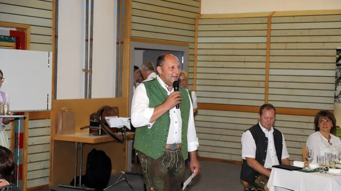 Kammerobmann Josef Wumbauer konnte unter den zahlreichen Besuchern auch einige Ehrengäste, unter ihnen der Mortantscher Bürgermeister Peter Schlagbauer, der Kammerobmann von Hartberg-Fürstenfeld, Herbert Lebitsch, die Bezirksbäuerin Ursula Reiter mit ihrer Stellvertreterin Monika Hutter, begrüßen.