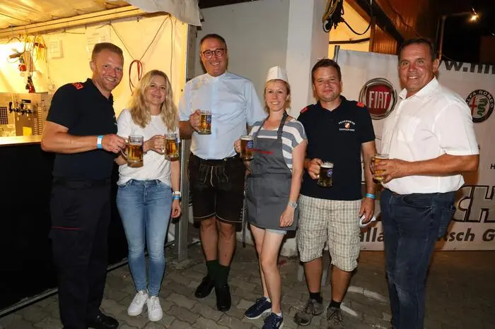 Als ein Fest mit Tradition bezeichneten die beiden Hauptorganisatoren Feuerwehrkommandant Andreas Krenn und Stellvertreter Christoph Grain das zweitägige Gartenfest der FF Edersgraben-Höflach (Im Bild: Andreas und Bianca Krenn, Pfarrer Markus Schöck, Alexandra und Christoph Grain und Altbürgermeister Helmut Marbler)