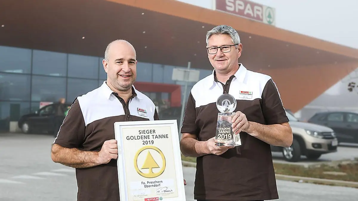 Karl Preschern (rechts) und sein Stellvertreter Martin Kaschnig mit der Auszeichnung 