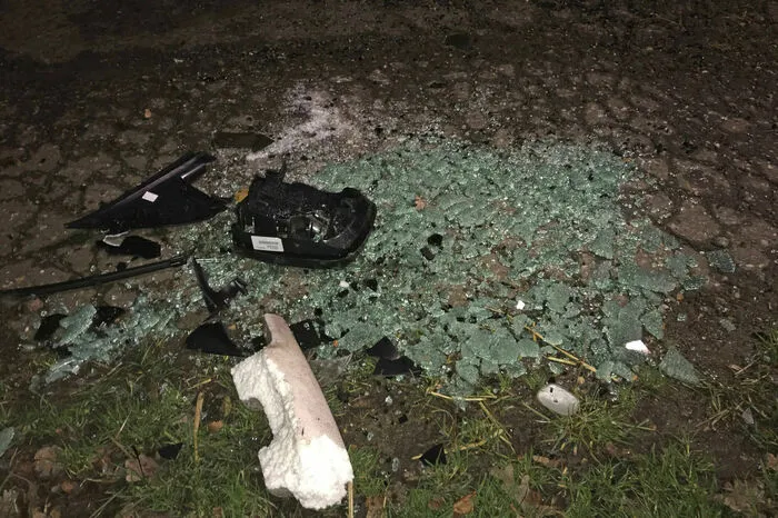 Auf Fotos war ein auf der Seite liegendes Fahrzeug zu sehen. Dabei soll es sich laut Sky News um Philips Auto handeln. Ein anderer Wagen stand am Straßenrand.