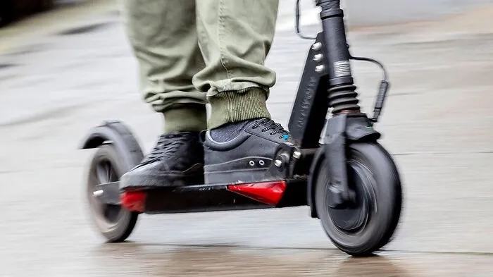 Findet man in Paris an jeder Ecke: E-Scooter