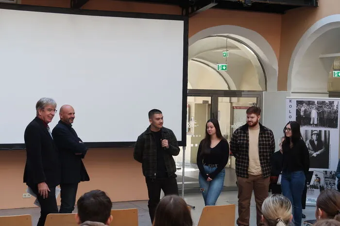 Unterstützt wurde die Erneuerung von vier steirischen Schulklassen, welche das Projekt zum Anlass nahmen, das eigene Bewusstsein für regionale Geschichte weiter auszubauen. Hier im Bild: Schülerinnen und Schüler der BHAK Eisenerz mit Christian Ehetreiber und Willi Fürpass von der Aktionsgemeinschaft Koloman Wallisch