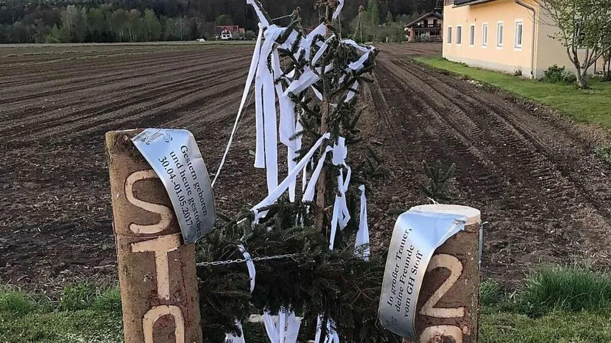 Trauerflor ziert die Reste des Maibaums