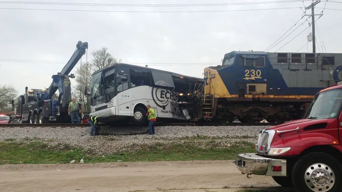 Beim Zusammenstoß eine Güterzuges mit einem Bus im US-Bundesstaat Mississippi sind zumindest vier Menschen ums Leben gekommen, Dutzende wurden verletzt.  
