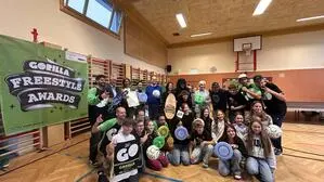 Eine Gruppe von Menschen in einer Turnhalle