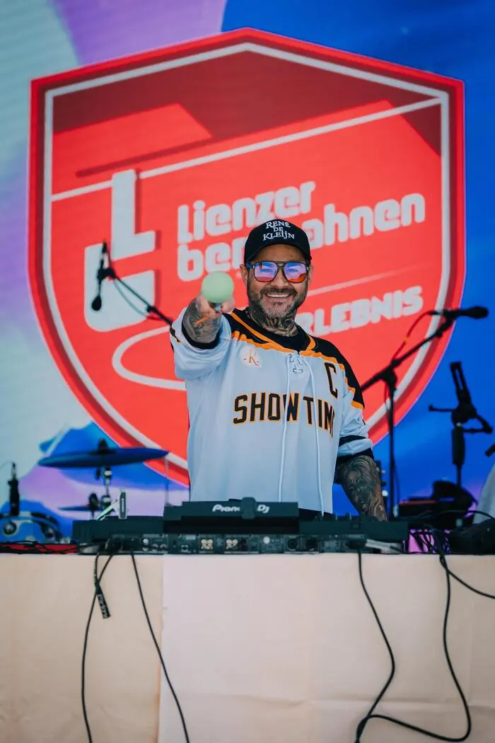 René de Kleijn eröffnete die „Summit Sessions“ am Zettersfeld und versetzte das Publikum bereits ab 11 Uhr in Partystimmung