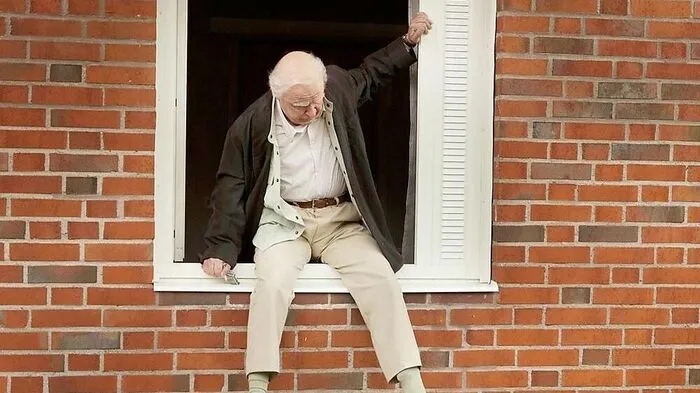 Allan Karlsson bei seiner Flucht aus dem Fenster