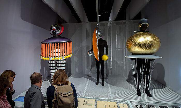 Nachbildungen der Figuren des 'Triadischen Balletts' von Oskar Schlemmer sind im neuen Bauhaus Museum in Dessau zu sehen.