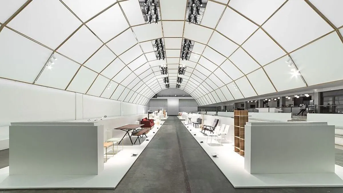 Das Architekturbüro Vasku & Klug inszenierte die Ausstellung in einer ehemaligen Sportanlage in Mailand 