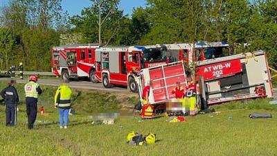 In Niederösterreich ist ein Feuerwehrauto umgestürzt 