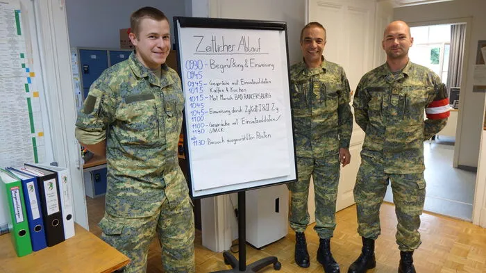 Kommando-Besprechung: Klaus Müller, Reinhard Bachler und Stefan Hammer (v. l.) vom Jägerbataillon 18 sind in der Einsatzzentrale des derzeitigen Sicherheitspolizeilichen Grenzeinsatzes in der Erzherzog Johannn-Kaserne in Straß.