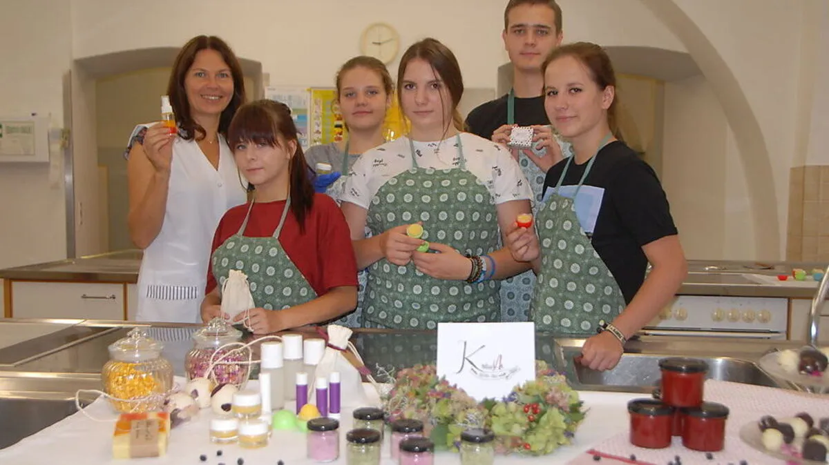 Jutta Moser, Janine, Selina, Andrea, Micha und Katharina mit der Palette der Pflegeprodukte