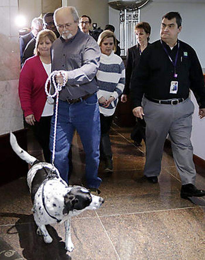 John Robinson mit Familienhund in der Lottozentrale