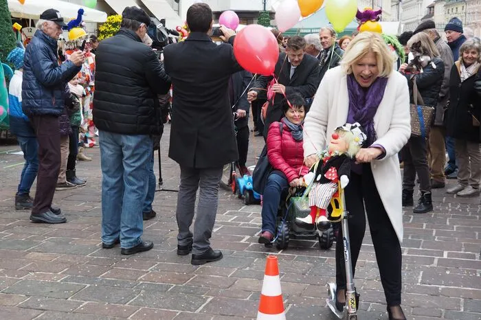 . . . Bürgermeisterin Mathiaschitz meisterte den Slalom sichtlich begeistert mit einem Kindertretroller . . .