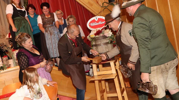 Den Auftakt machte Bürgermeister Erich Stampfer (ÖVP) mit einem Bieranstich.. 