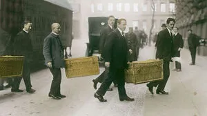 Das Foto wurde in Berlin aufgenommen, steht aber für die Zeit der Hyperinflation. In Waschkörben wurde das Geld von der Bank abtransportiert