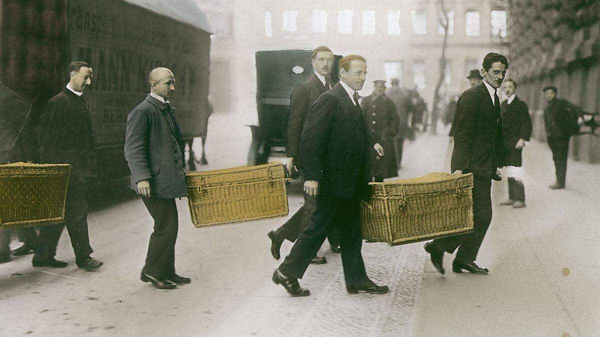 Das Foto wurde in Berlin aufgenommen, steht aber für die Zeit der Hyperinflation. In Waschkörben wurde das Geld von der Bank abtransportiert