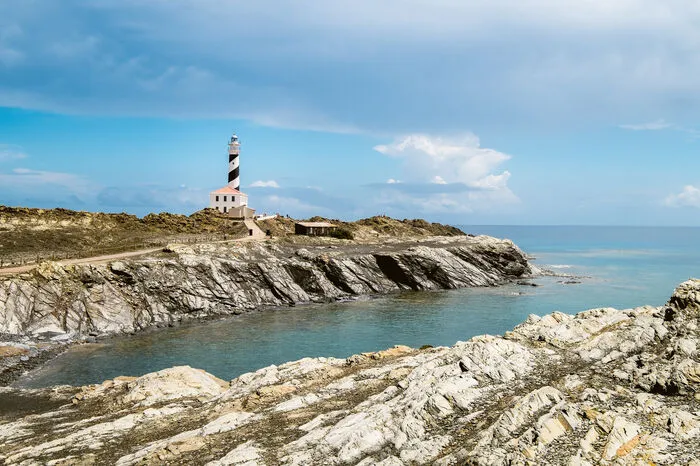 Die Chance, dass man eine der rund 100 idyllischen Buchten der Insel, die sogenannten Calas, ganz für sich alleine hat, sind also gar nicht so klein. Hier beim Leuchtturm Faro de Favàritx.