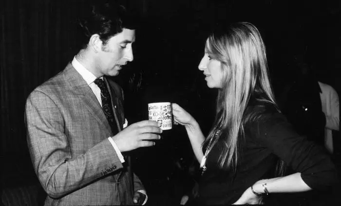 Apr. 3, 2006 - PRINCE CHARLES VISITS BARBRA STREISAND ON A MOVIE SET HOLLYWOOD 1974. PHOTOS PUBLICATIONxINxGERxSUIxAUTxONLY - ZUMAg49_ 20060403_gaf_g49_170 Copyright: xGlobexPhotosx

Apr 3 2006 Prince Charles visits Barbra Streisand ON a Movie Set Hollywood 1974 Photos PUBLICATIONxINxGERxSUIxAUTxONLY  20060403_gaf_g49_170 Copyright xGlobexPhotosx  