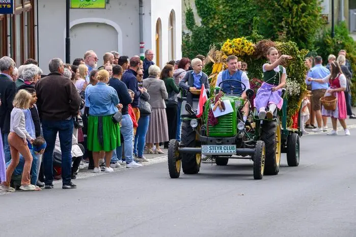 24 Gruppen – von Weinbauern, Obst- und Bierbrauern – machten bei bestem Herbstwetter den Umzug zu einem besonderen Ereignis.