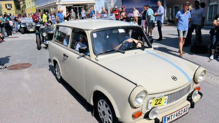 Etwa 200 historische Motorräder und Fahrzeuge sorgten in der Lipizzanerstadt für ein buntes Bild und die Besucher konnten mit den Pilotinnen und Piloten in persönlichen Gesprächen alle Informationen über ihre Fahrzeuge erfahren.