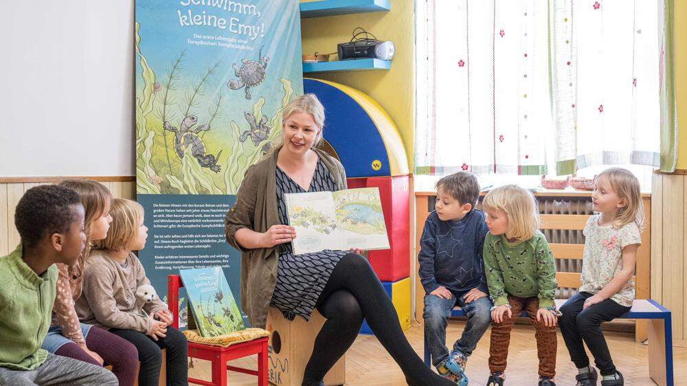 Jana Grabner bei der ersten Vorstellung ihres Buchs in einem Grazer Kindergarten