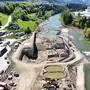 Die Mur wird an der Baugrube vorbeigeleitet, wo Krafthaus und Wehranlage entstehen