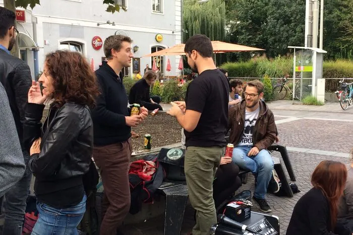 Auf Einladung der Jungen Kommunisten protestierten nun rund 100 vornehmlich junge Leute gegen diese "konservative Verbotspolitik".