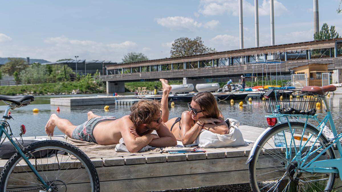 Sonnenliegen mit Strandfeeling an der Mur: Der Stadtstrand beim Puchsteg erfreut sich höchster Beliebtheit