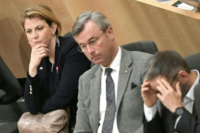 "Das freie Mandat erlaubt es, sich im Parlament der Hausordnung zu entziehen. Wer das tut, stellt sich aber in einer Selbstüberhöhung über alle Menschen, die sich an Regeln halten müssen." - Norbert Hofer fordert beim Streit um das Tragen der Maske im Parlament das Einhalten der Hausordnung ein.