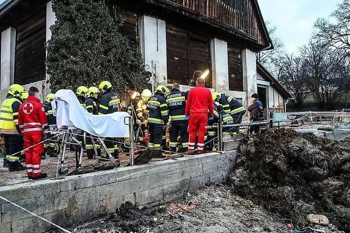 Während des Einsatzes wurde die verletzte Patientin von Rotkreuz-Sanitätern versorgt.